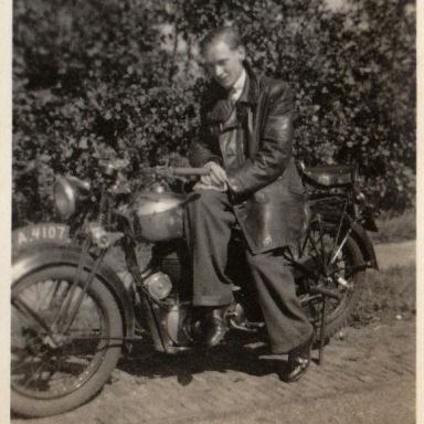Kenteken: A 4107; Piet van der Laan op de motor, zomer 1947, foto: M. Gort-Gerrits