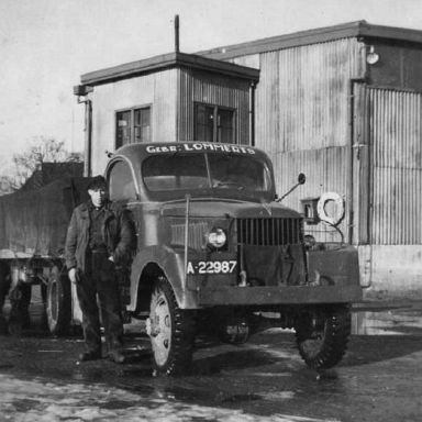 Kenteken: A 22987; Gerrit Lommerts naast de GMC, foto: J. Smits