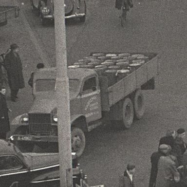 Kenteken: A 41997; Mack vrachtwagen, Groningen, Grote Markt, 1953, foto: uitsnede 2248-4159; Fotograaf: Fotobedrijf Piet Boonstra