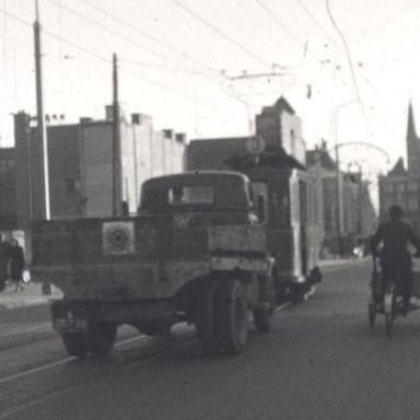 Kenteken: A 26738; Ebbingestraat, Groningen, ca. 1948, foto: still uit de film "Op de rails", C.R. Tiddens, 1936-1957, coll. GrA (2209-AV0107)
