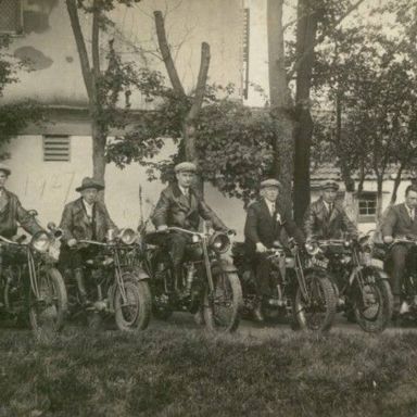 Kenteken: A 9290; Groep motorrijders uit Buitenpost en omgeving, 1927. Van links naar rechts: B-5388, B-4684, B-7556, B-8481, B-2556, A-9290, B-10689 en B-10307. Foto: A. Stienstra