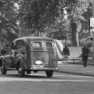 Kenteken: A 37780; Ford, Hereplein Groningen, 20-5-1952 foto: P. Boonstra