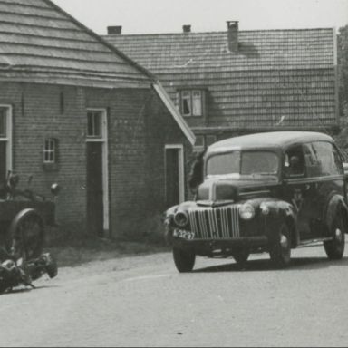 Kenteken: A 3297; Ford, uitsnede foto archief Kantongerecht Winschoten (154-8-132)