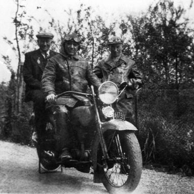 Kenteken: A 17911; Harley-Davidson, v.l.nr. Tonnis Boer, Arend Boer en Luitjen Boer, foto: Jan J. Groenbroek