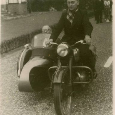 Kenteken: A 46185; Simon Jan Scherer op de JAWA motor, in de zijspan zit Dhr. Van der Burg (stomerij Uithuizermeeden), foto: H. W. de Weert
