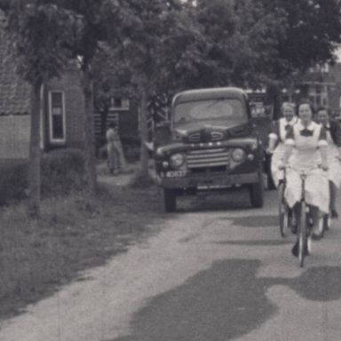 Kenteken: A 40837; Ford, foto: still uit "Dorpsfilm Wagenborgen – deel II", J.W.L. Adolfs, 1956, coll. GrA (2209-AV0698)