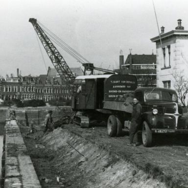 Kenteken: A 48674; Dodge, grondwerk bij de Oosterhavensluis, Groningen, ca. 1952 (2138-2042); Fotograaf: Berend van der Veen