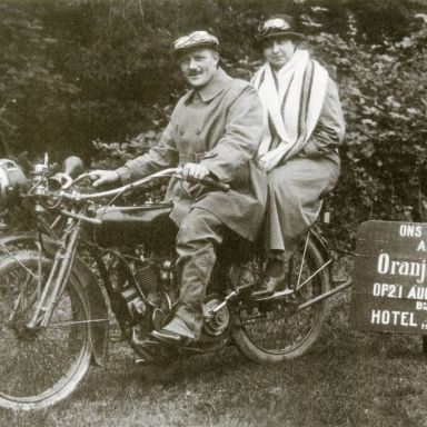 Kenteken: A 1552; Indian, Dhr. en mevrouw Kamp. Bron:  "De motorfiets in Nederland 1895-1940" uitgave t.g.v. 35-jarig jubileum van de Veteraan Motoren Club