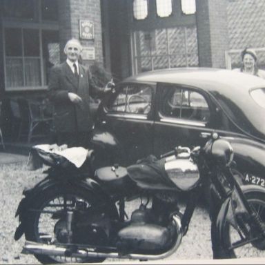 Kenteken: A 27201; De JAWA motor bij een onbekend Hotel, naast de auto dhr. Gerardus Johannes Bosch, ca. 1948, foto: F. van Dijk