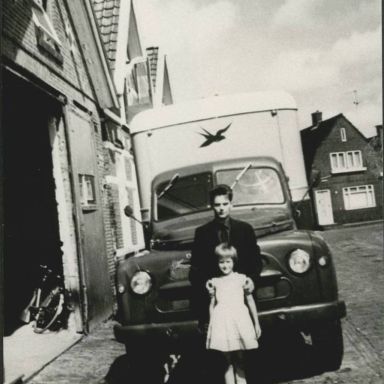 Kenteken: A 27348; Johannes Kuiper en dochter (?) voor de Dodge, Noorderstraat, Winschoten, foto: collectie Veenkoloniaal Museum (Bo 74)