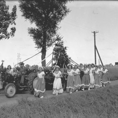 Kenteken: A 14584; Versierde tractoren ter gelegenheid van het schooljubileum in Ezinge, 1950 (2248-1204); Fotograaf: Fotobedrijf Piet Boonstra