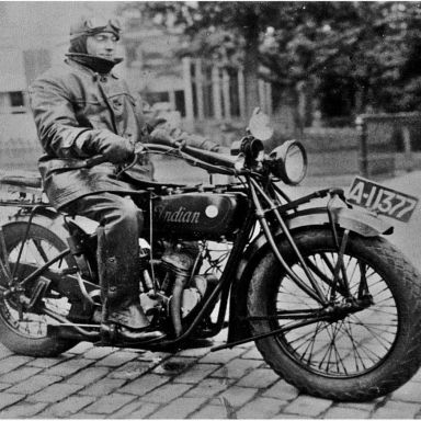Kenteken: A 11377; Jan Kuipers op zijn Indian motor, foto: facebook