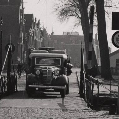 Kenteken: A 25518; Sietse Drenth in de International D40 vrachtwagen, Groningen, Provinciale Damsterbrug 1939, foto: uitsnede 1785-27573.jpg; Fotograaf: Openbare werken