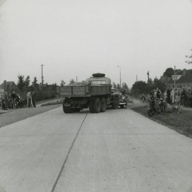 Kenteken: A 43535; GMC, Veendam/Borgercompagnie 24-07-1953, aanrijding op nieuwe betonweg naar Kielsterachterweg, foto: collectie Veenkoloniaal Museum (vm 7.3 Po On 17)