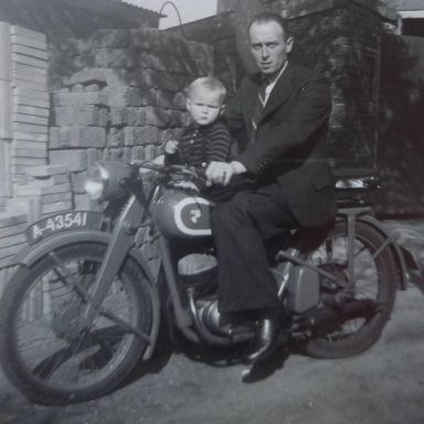 Kenteken: A 43541; Johannes Lambertus Meijer met zijn zoon Johannes (Jos) Meijer op de Puch, 1949, foto: J. Meijer