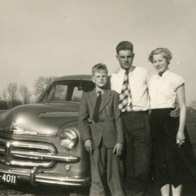 Kenteken: A 4011; Eisse Doornbosch, Jan Siert Doornbosch en Gre Doornbosch naast de Vauxhall ca. 1955, foto: J.J. Doornbosch