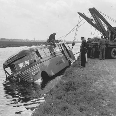 Kenteken: A 40091; Bus van de DAM wordt uit het water gehaald door de takelwagen van de DAM, 1955 (2248-7097); Fotograaf: Fotobedrijf Piet Boonstra