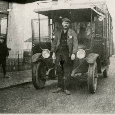 Kenteken: A 11230; Tonnis Holtkamp bij zijn Ford vrachtwagen, foto: collectie Veenkoloniaal Museum (Bo 92)