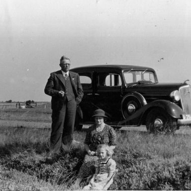 Kenteken: A 21146; Jurjen K. van Deen, Aaltje van Deen-Beukema en dochter Geertruida Cornelia (Truus) op pad met de Chevrolet huurauto ca. 1936, foto: J.K. van Deen