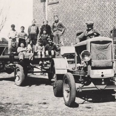 Kenteken: A 28559; Dorpsjeugd Heveskes 1938 foto: D. Veltman