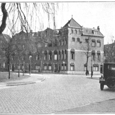 Kenteken: A 15859; Ford aan het H. W. Mesdagplein jaren '20, bron foto: Genealogie familie Meijer (4133)