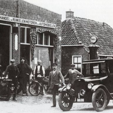 Kenteken: A 839; Chevrolet, Zuidhorn, Jellemaweg, v.l.n.r. H. Folkerts, J.Top, K. Birza, M. Bousema en J. Birza,  foto uit "Gisteren voor de lens" (1444-1056)