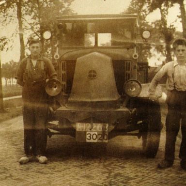 Kenteken: A 12268; Renault ca. 1930, links M. Riddersma, rechts K. de Vries, foto: J. Smits
