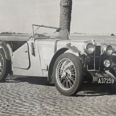 Kenteken: A 37259; MG, zomer 1950, foto: J.P.A. Wortelboer