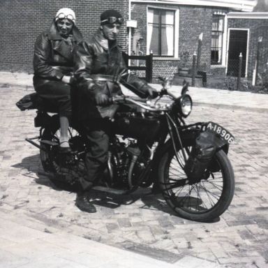 Kenteken: A 18906; Jan Scharpenborg en zijn vrouw op de Indian Scout, foto: Clubmededelingen nr. 728, december 2024, Veteraan Motoren Club 