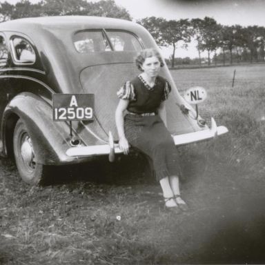 Kenteken: A 12509; Iektje Flink-Van Hateren zittend op de bumper van de Nash Advanced Six, Hebrecht (2437-5487)