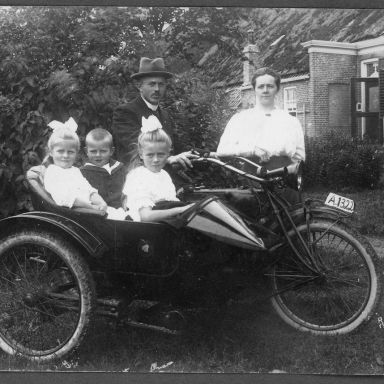 Kenteken: A 1322; Roelf Westers met zijn gezin bij de Indian met zijspan ca. 1920, foto: M. Reysoo
