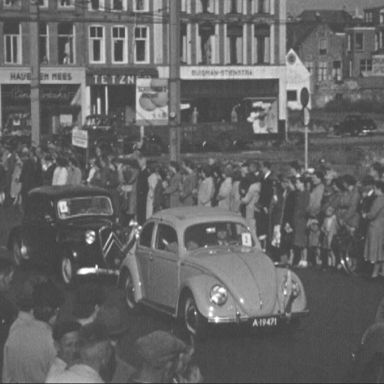 Kenteken: A 19471; Volkswagen ca. 1952, foto: still uit "Familiefilm Meijer", J.E. Meijer, 1947-1953 coll. GrA (2209-AV7166)