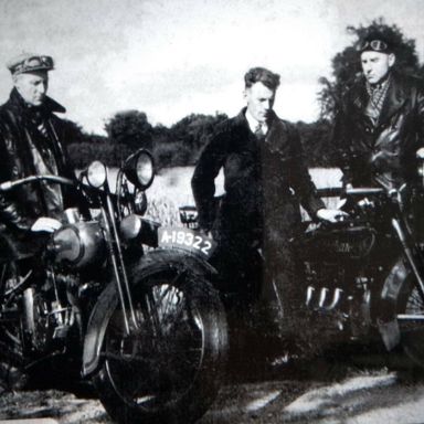 Kenteken: A 19322; IJbele Gerben van der Heide en voederfabrikant Sluis, kenteken G-44280, bij hun motoren, ca. 1933, foto: J. van der Meer