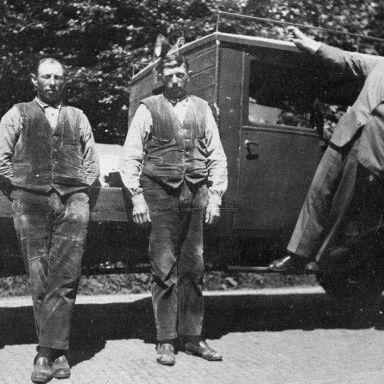 Kenteken: A 19820; V.l.n.r: B. Jager, J. Jager en onbekend, ca. 1931, foto: <a href='https://www.facebook.com/StreekhistorieBellingwedde/' target='_blank'>facebookpagina Oud Bellingwedde</a>