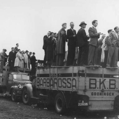 Kenteken: A 22606; De vrachtwagen in gebruik als 'staanplaats' bij de TT-races in Assen, 26-06-1948, foto: H. Pinkster