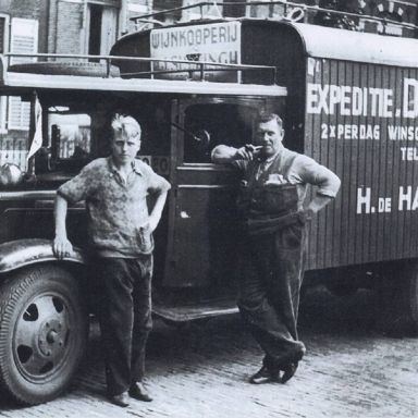 Kenteken: A 20732; Harm de Haan (sr.) en zijn zoon Tjibbe naast de Chevrolet, foto: F. Bos