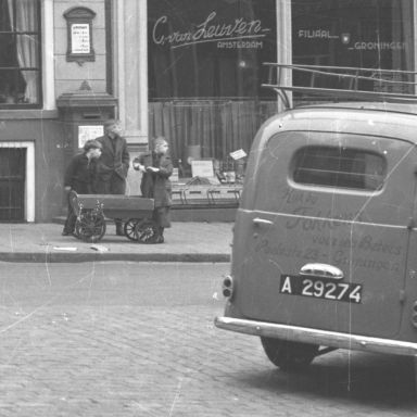 Kenteken: A 29274; Skoda Bestelauto, Groningen, Poelestraat, 1950, foto: uitsnede 2248-555.jpg; Fotograaf: Fotobedrijf Piet Boonstra