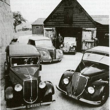 Kenteken: A 4613; Renault Viva Grand Sport, reclame 1930-1940 "There's more in a RENAULT" foto: Tuf Tuf september 1982 (1769-11216)