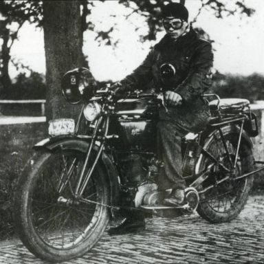 Kenteken: A 22579; Gillet, Thies Hiemstra. Bron: "Het Motorrijwiel in Nederland", uitgave t.g.v. 40-jarig jubileum van de Veteraan Motoren Cl