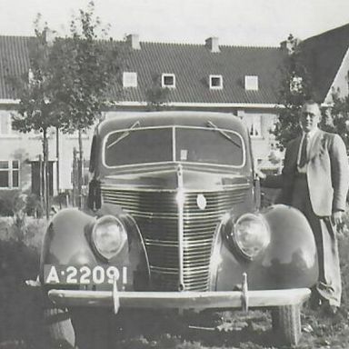 Kenteken: A 22091; Johannes Vincentius den Brinker naast de Ford V8, Eindhoven, Wattstraat hoek Boschdijk , zomer 1939, foto: L. Durksz