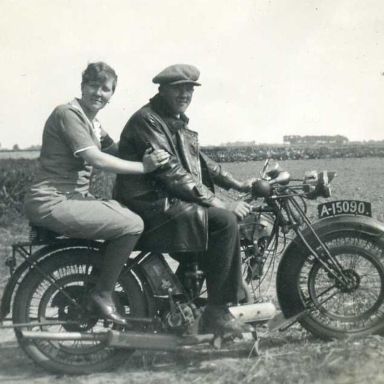 Kenteken: A 15090; Tite en Freerk Durenkamp op de motor, foto: H. Zant