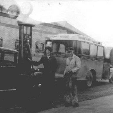 Kenteken: A 8604; Nieuwolda (A-24324 en A-8604) Martha Edens en Eeljo Prenger, foto: J. Prenger