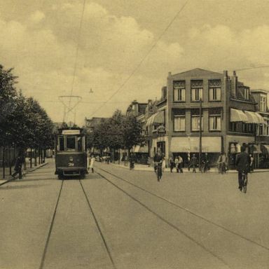 Kenteken: A 7835; Noorderstationstraat, hoek Bedumerweg, 24 juli 1937 foto: H. Renkema