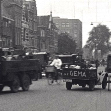Kenteken: A 14589; foto: still uit "Verkeersfilm", C. van der Mei, 1934, coll. GrA (2209-0176)