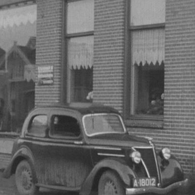 Kenteken: A 18012;  Ford Tudor, foto: Still uit GAVA-film AV7574
