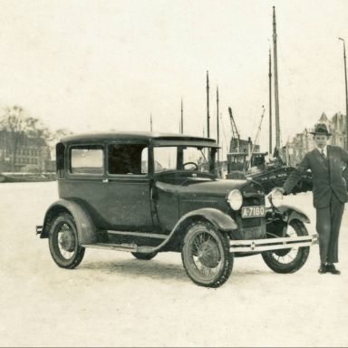 Kenteken: A 7180; Willem Offeringa naast de Ford, foto: R. Bos
