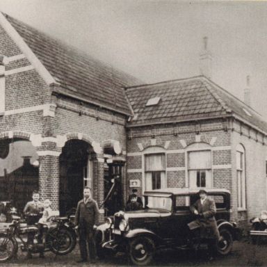 Kenteken: A 18066; Garage Dijkhuizen, Nieuwe Pekela, geheel rechts de A-18066, foto: H. Dijkhuizen