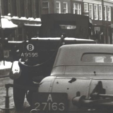 Kenteken: A 9595; Rademarkt 1937, uitsnede foto: archief Gemeentereiniging (1475)