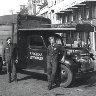 Kenteken: A 36981; Chevrolet, Vader en zoon Postema, foto: archief W. Mollema