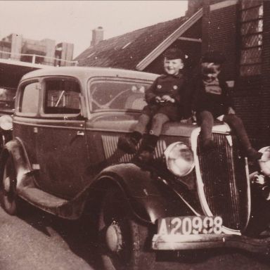 Kenteken: A 20998; Ford V8, op de motorkap Frits en Jan Huizinga
